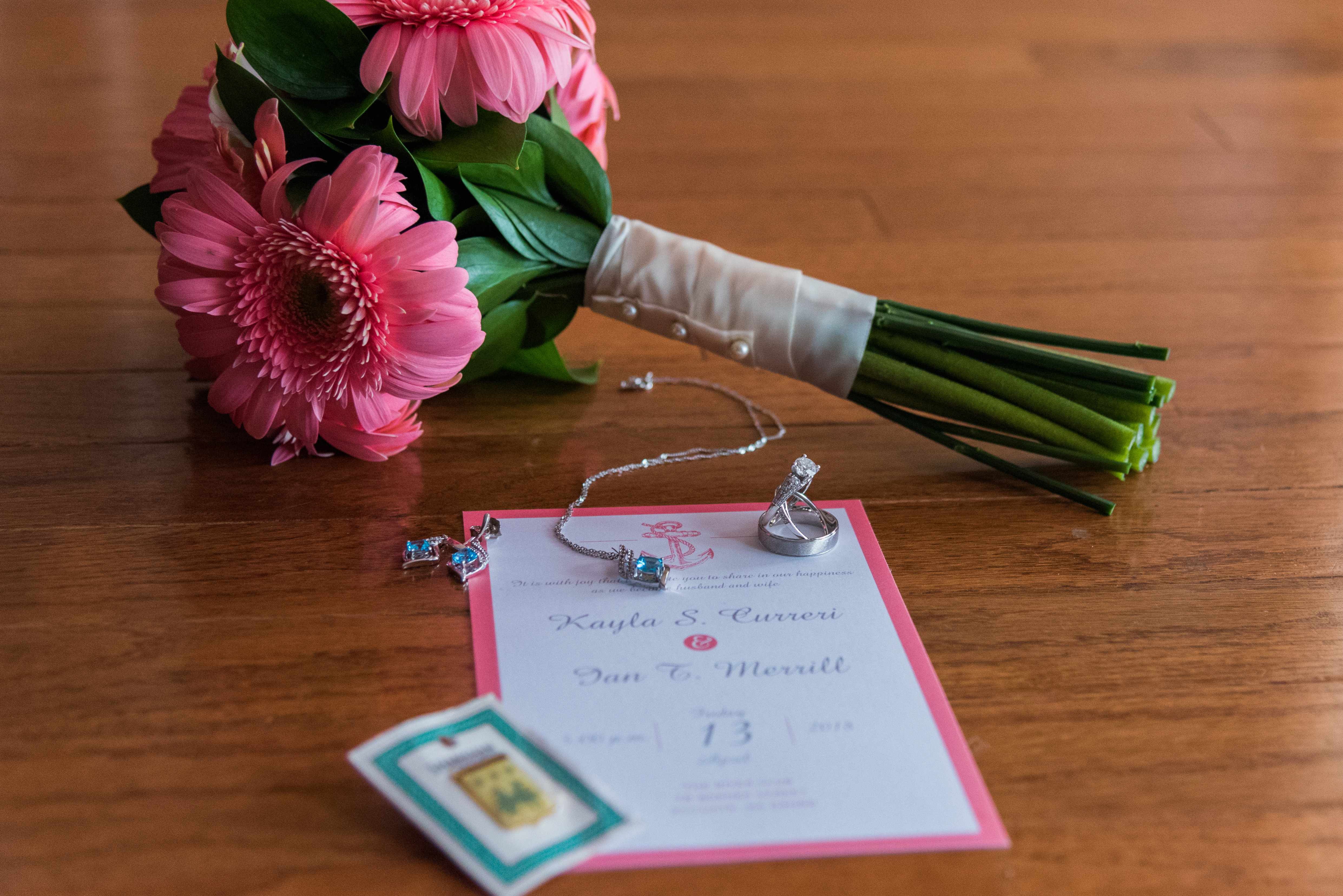 River club daisy bouquet and wedding details