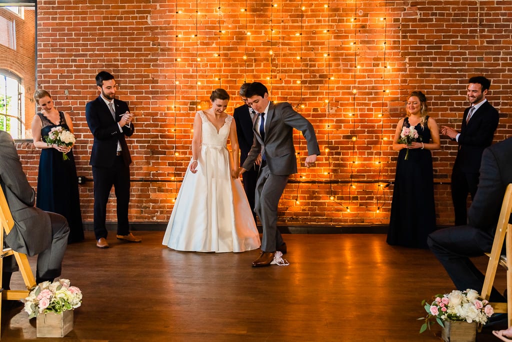 Groom breaks glass jewish tradition during ceremony